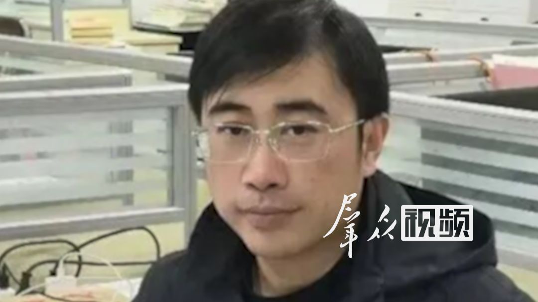 江苏泰州娄庄中学老师，陆华锋老师突发心梗离世，年仅41岁，两百余名学生赶来送别。