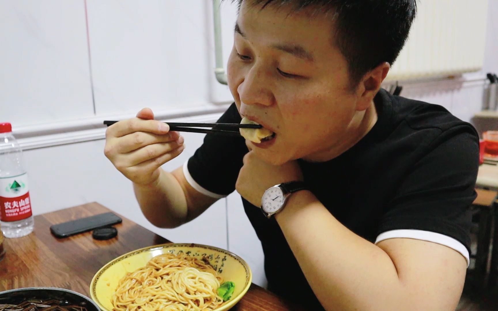 沙县小吃的经典套餐,飘香拌面配蒸饺,再来个茶叶蛋,虽然很便宜,但是很满足!哔哩哔哩bilibili