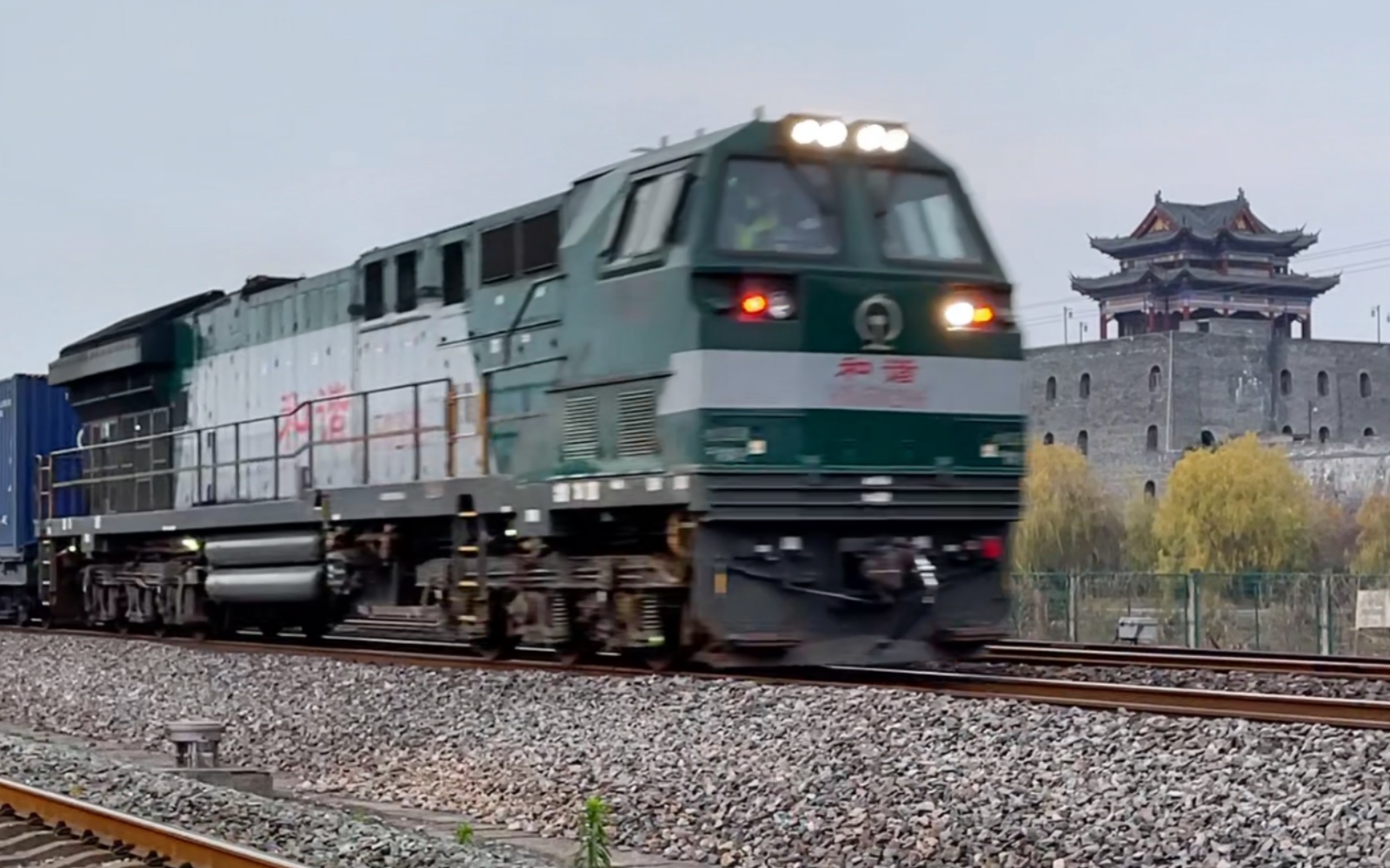 宁芜铁路hxn5牵引货列通过太平府