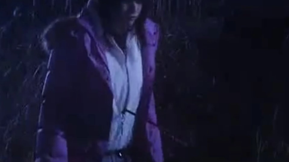 妹子中箭后被刺穿心脏.