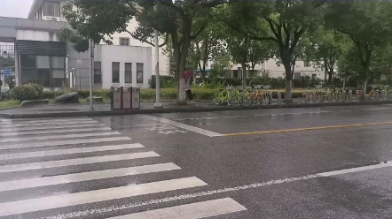 [图]小雨绵绵。雨中情思，小城故事多。