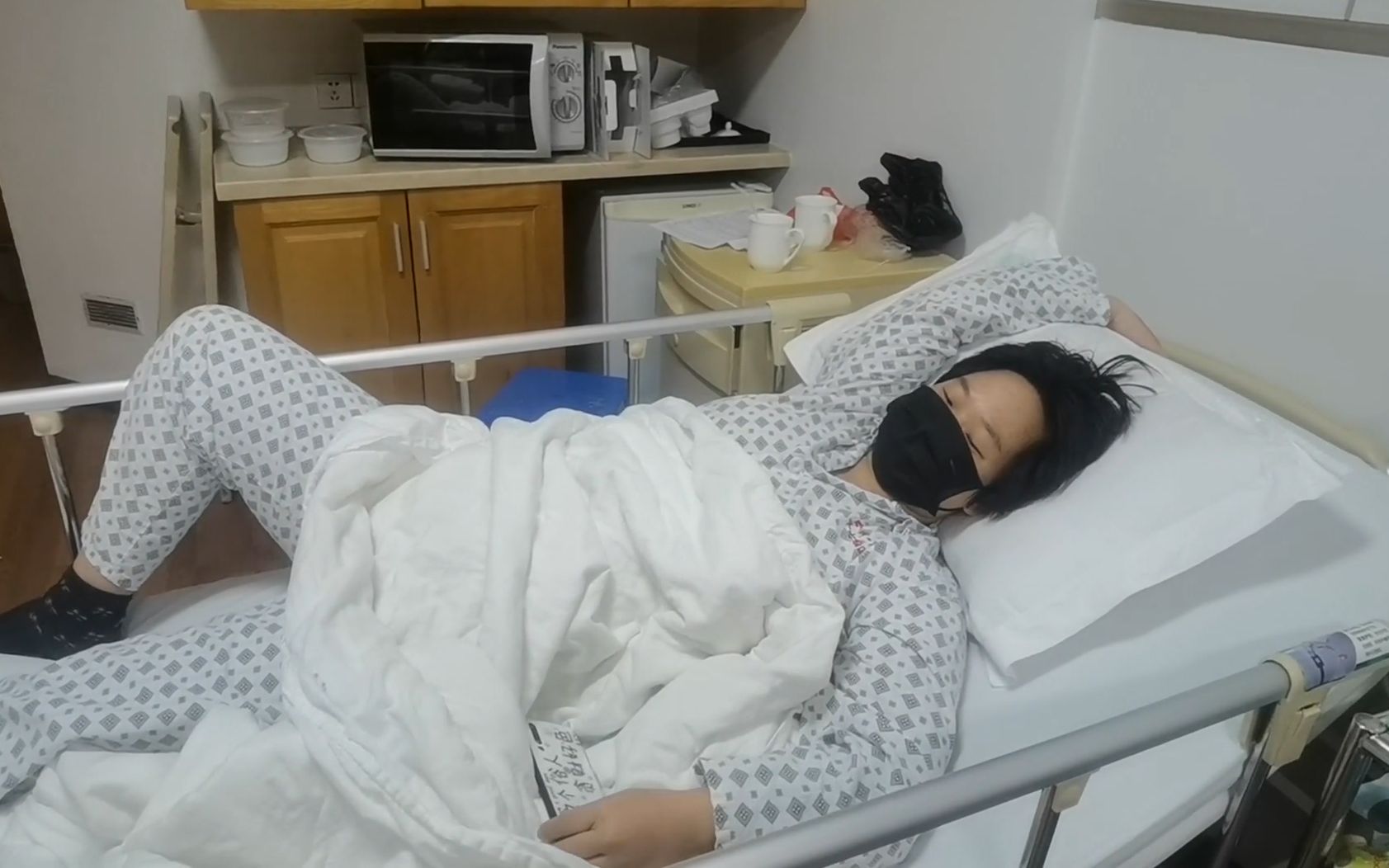媳妇产后住院各种疼睡不好,每天都配什么伙食,大呼想回家住vlog