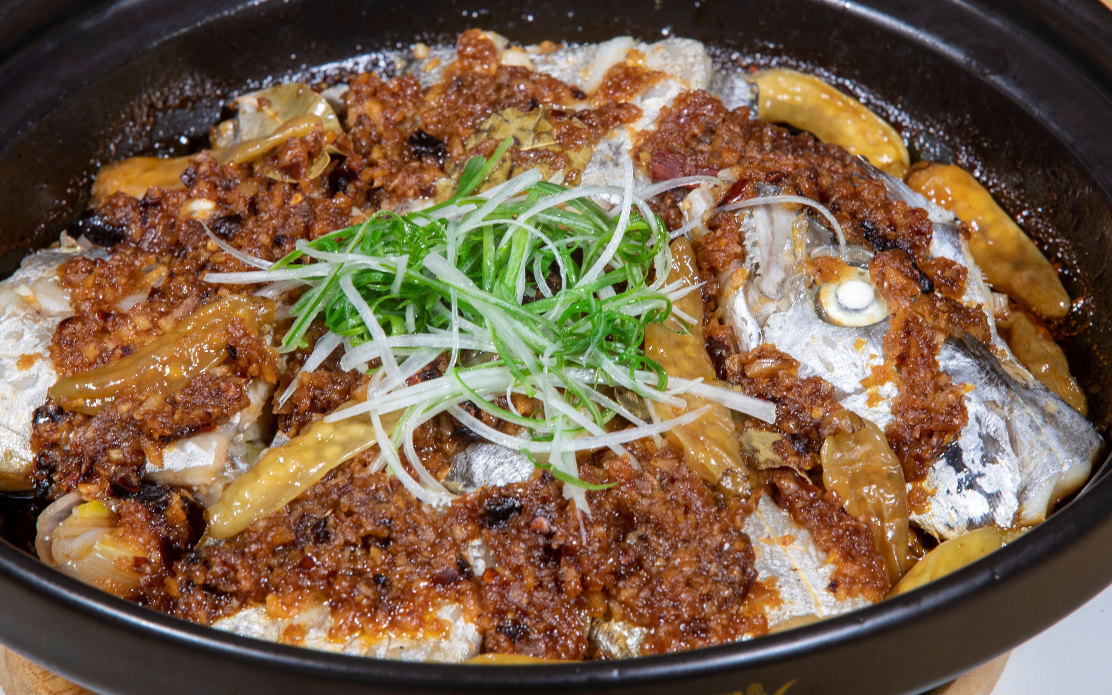 酱汁焗带鱼砂锅海鲜做法,比清蒸带鱼还要简单,味道更加原汁原味