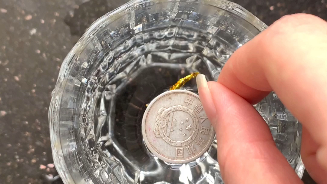 硬币浮在水面上