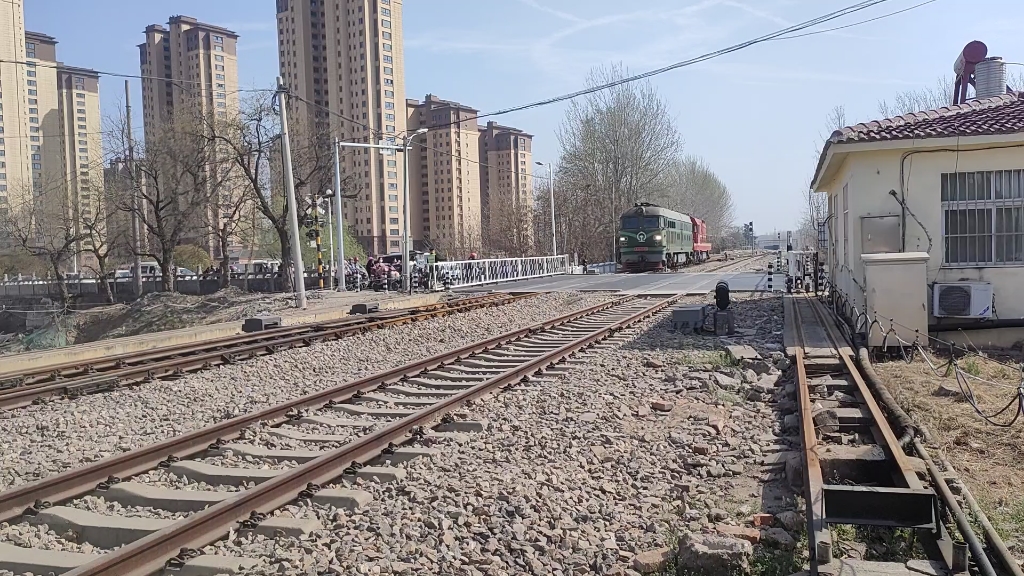 徐沛线7723 0080双机通过沛县二号道口去沛屯机务段