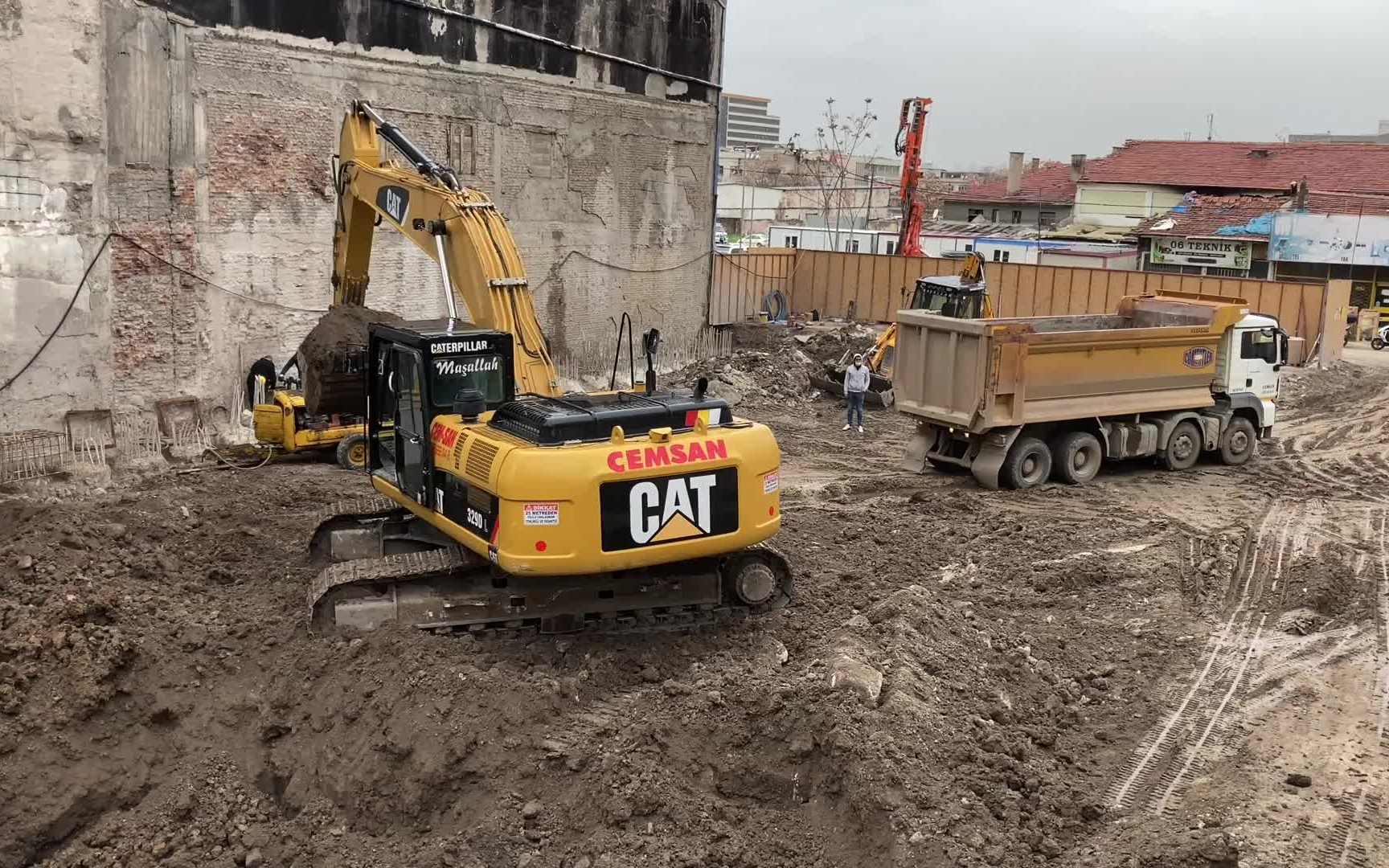 【挖掘机】卡特彼勒320dl挖掘机在建筑工地内进行施工-第一部分_哔哩