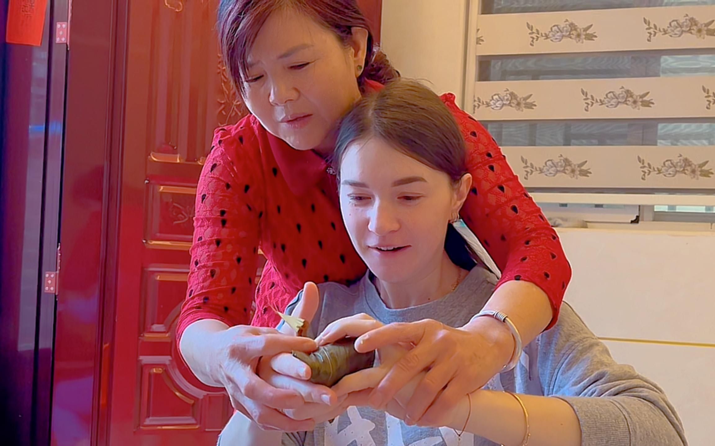 洋媳妇和中国婆婆第一次学习包粽子,整个过程让人哭笑不得!