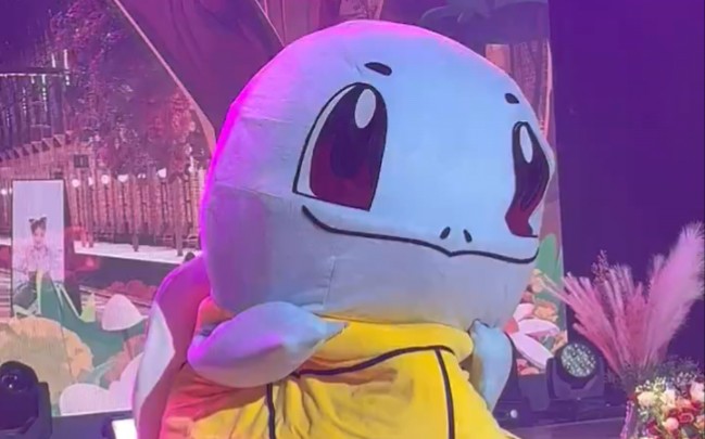 【金容仙生日会】大型人形野生杰尼龟,哈哈哈