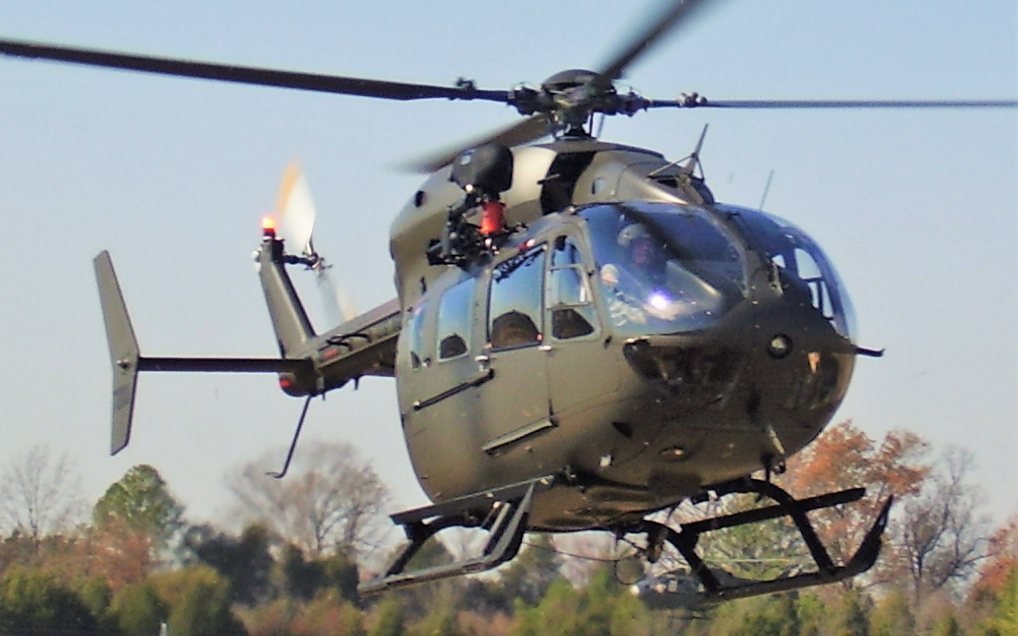 外型有点"憨"?美军飞行员首次试飞uh-72拉科塔直升机