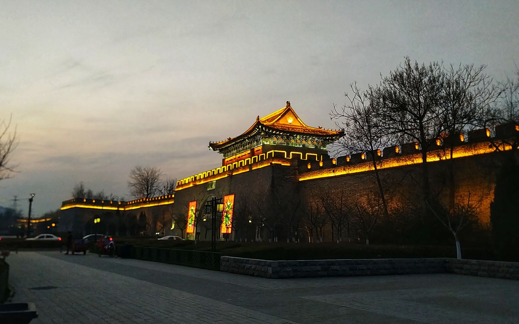 实拍夕阳下的开封小南门,绚丽的彩灯映照着雄伟的城墙就像在画中