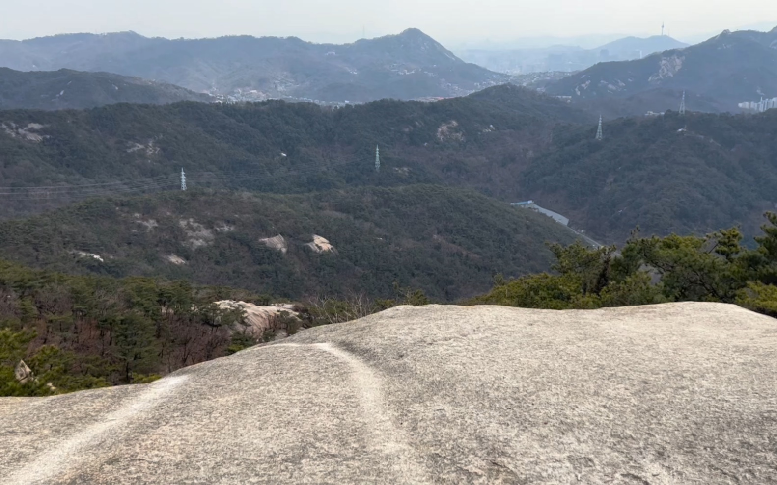 韩国这边山真有意思,连个台阶都不给修,爬的是韩国首尔市区内的北汉山,但感觉还不错!哔哩哔哩bilibili