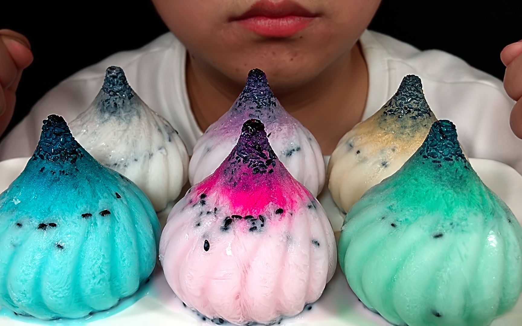 吃冰冻彩色糖心包子冰块,听脆脆沙沙的声音!