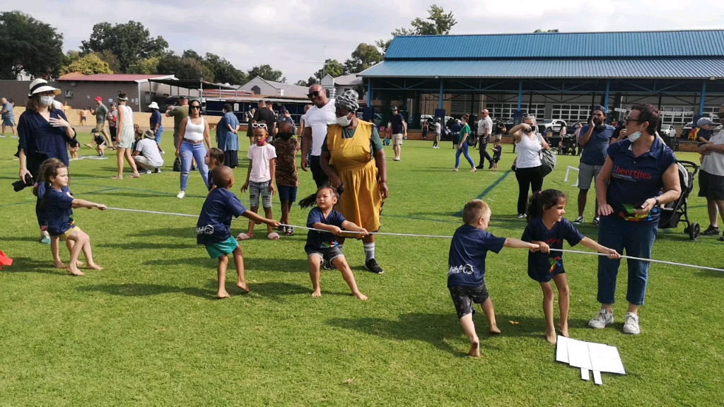 非洲幼儿园运动会–小朋友拔河比赛