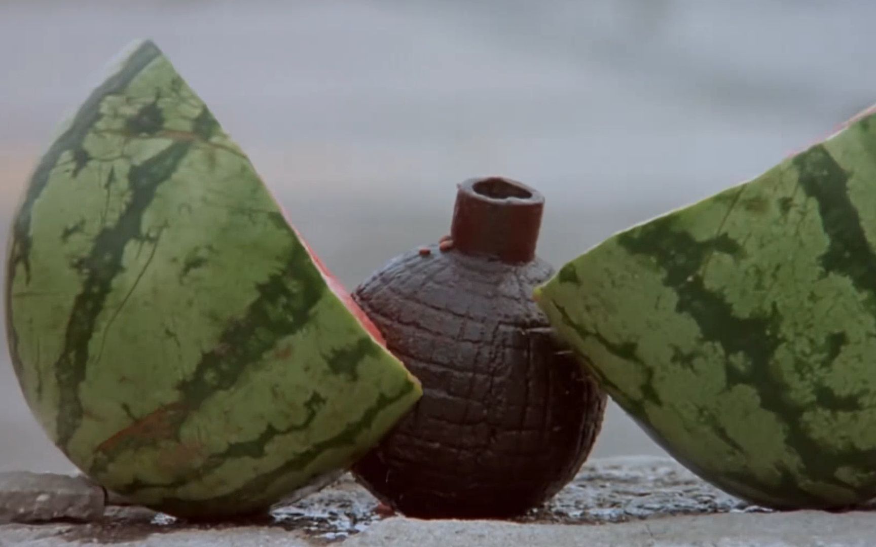 鬼子进村扫荡不料八路军发明西瓜雷劈开立即爆炸