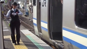 こどもに手を振る南海特急ラピートの優しい女性車掌さん 哔哩哔哩 つロ干杯 Bilibili