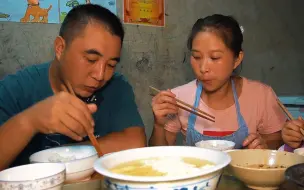 Скачать видео: 回家碰见母亲在筛黄豆，桃子姐做一锅农家豆花，配上蘸水，一家人吃得美滋滋