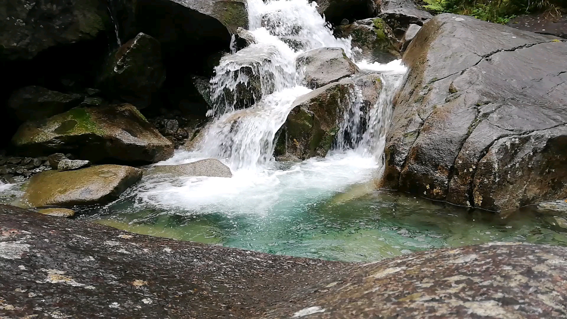 野外山泉水小瀑布
