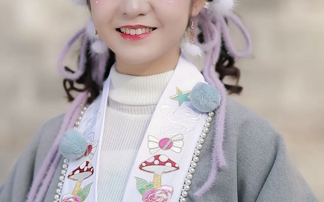 四月小姐姐戴着小狸奴和兔子禁步来了