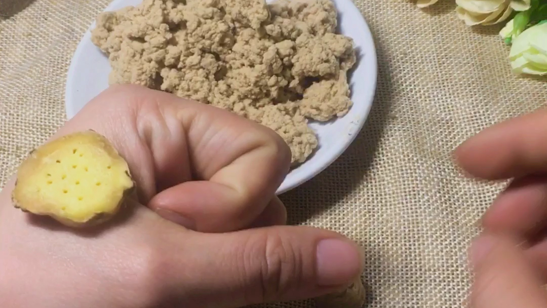 仔姜功效(仔姜的功效与作用,轻松缓解胃肠不适)