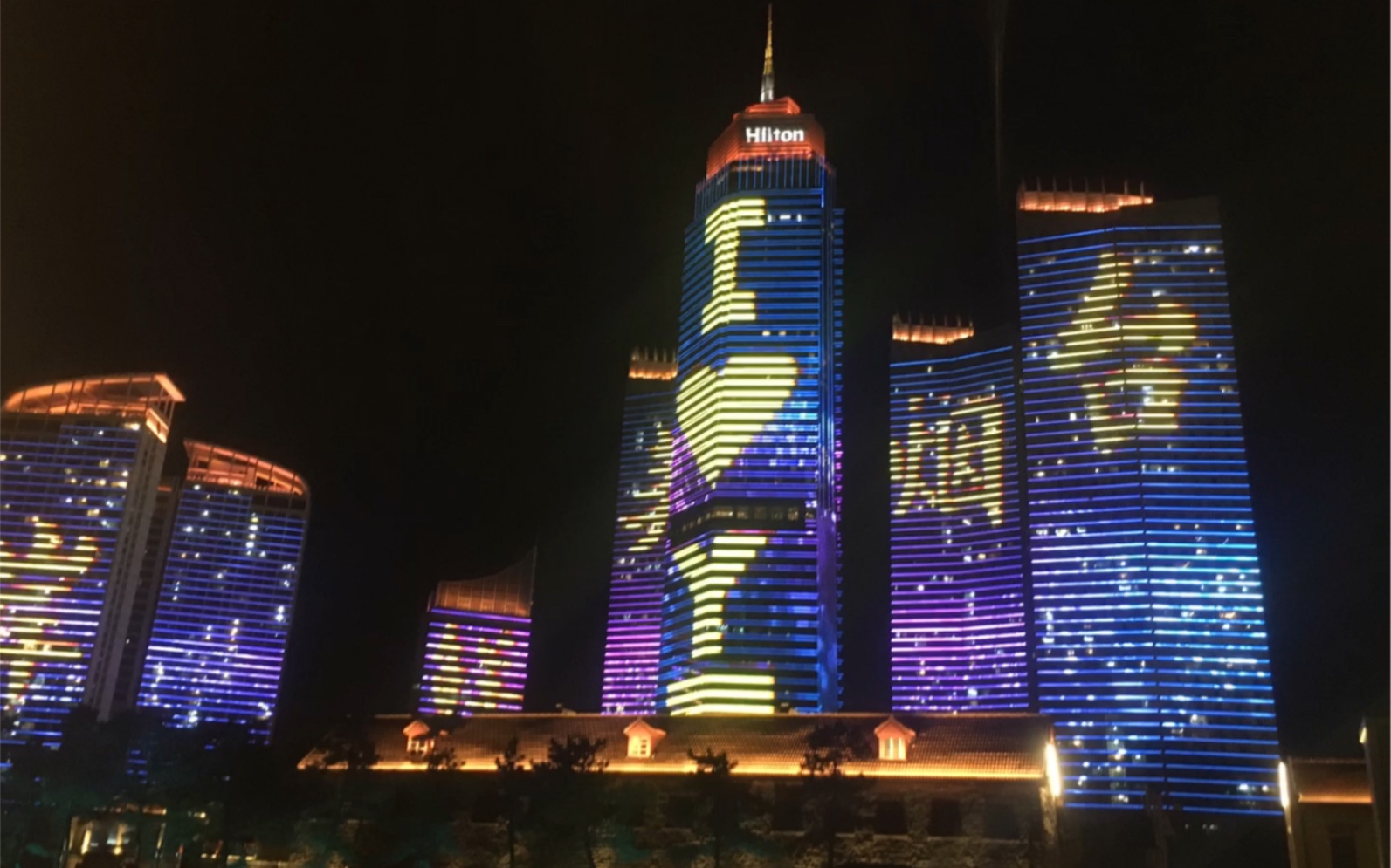 烟台芝罘区滨海广场的灯光秀