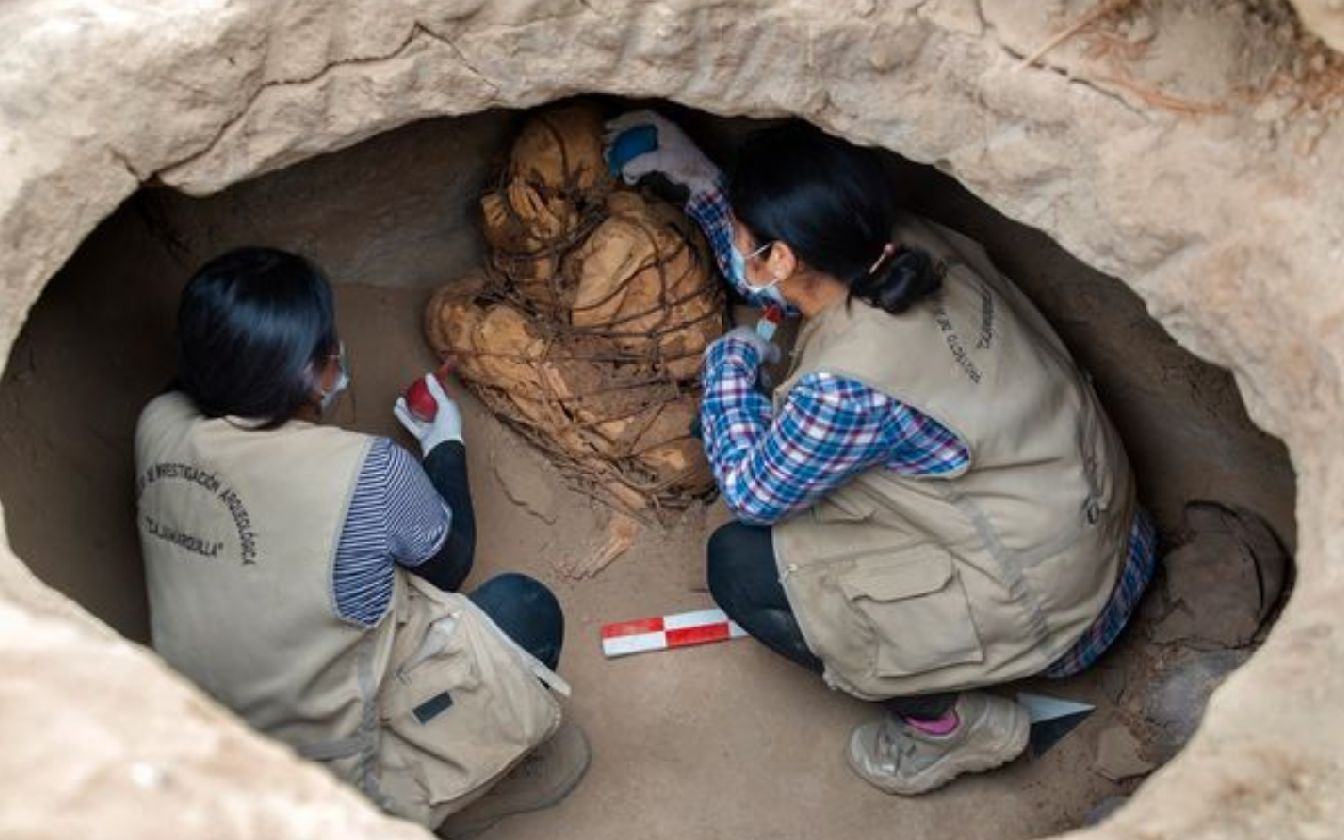 [图]罕见！秘鲁出土完好木乃伊，双手掩面浑身被捆绑沉睡800年