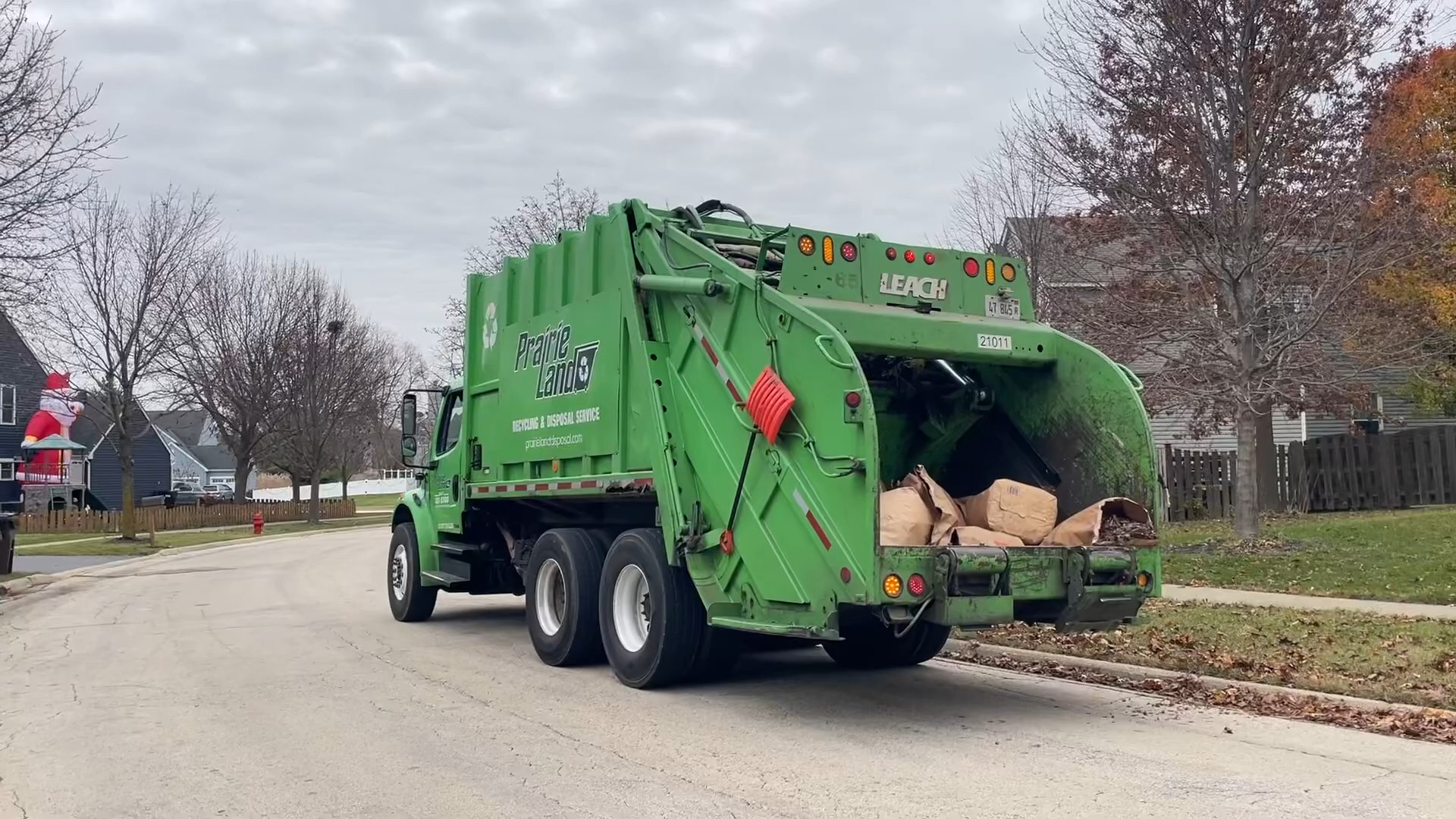 国外最新款垃圾车工作现场实拍