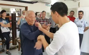 Скачать видео: 93岁的叶问长子-叶准和年轻人玩黐手