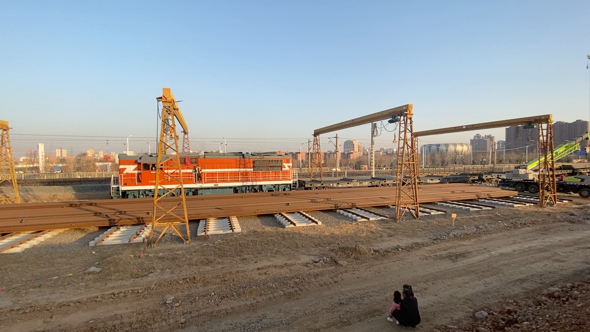 国铁邢和铁路施工邢台折返段卸钢轨移动