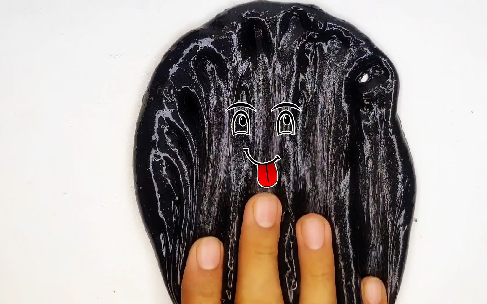 用黑色洗发水制作一款黑色的史莱姆,黑亮的颜色玩起来非常解压