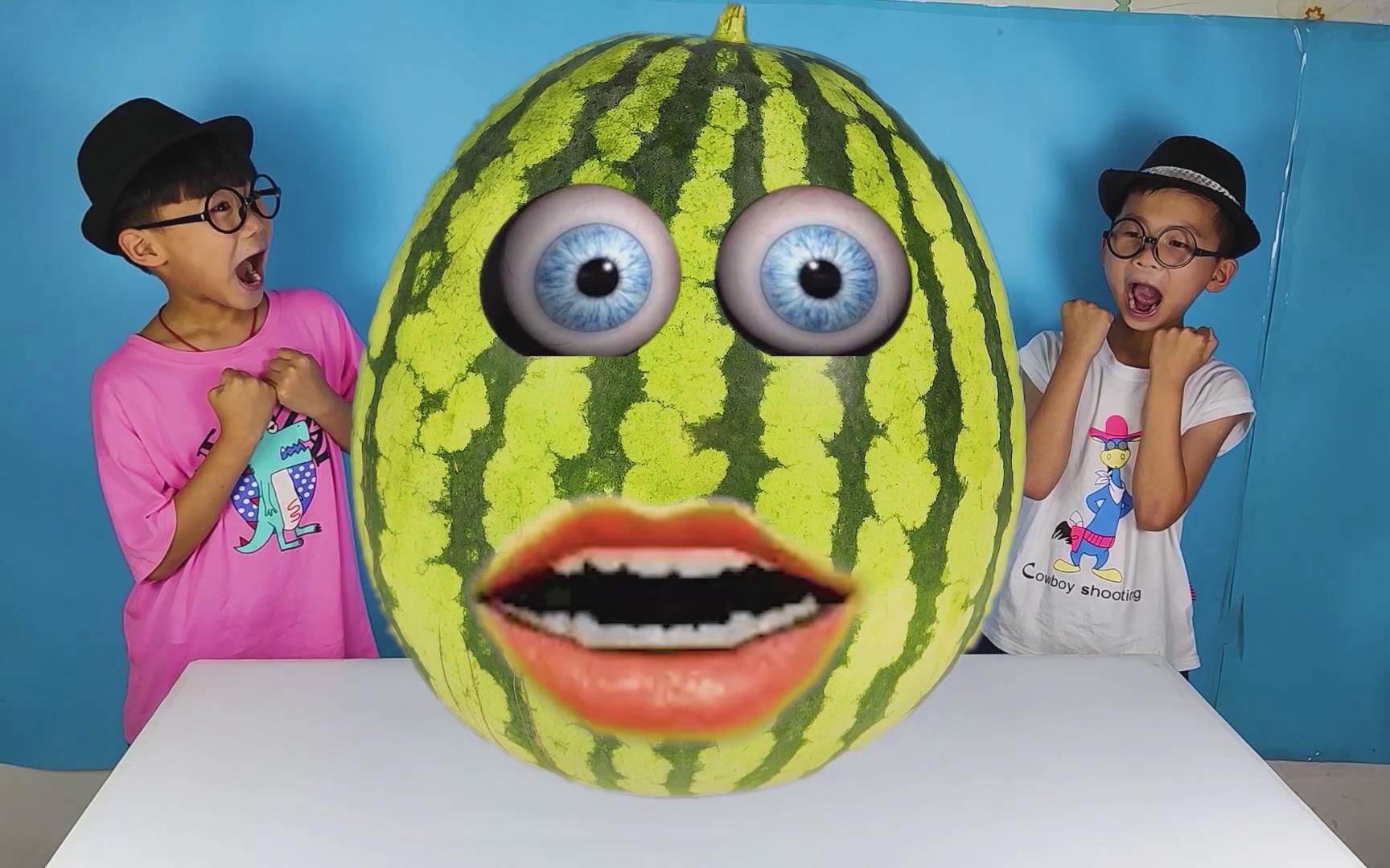 雷欧奥特曼打败了会说话还会变大的西瓜王,小泽和哥哥一起分享吃西瓜