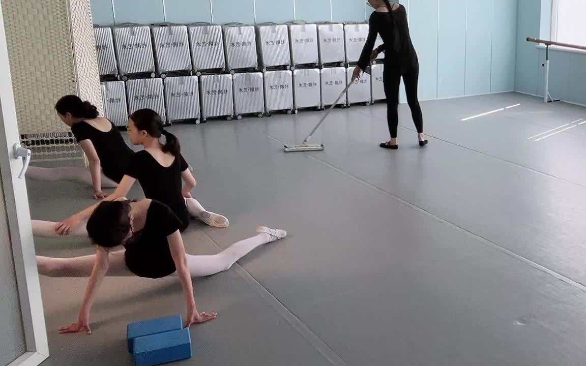 舞蹈训练课 基本功 软开度 084212