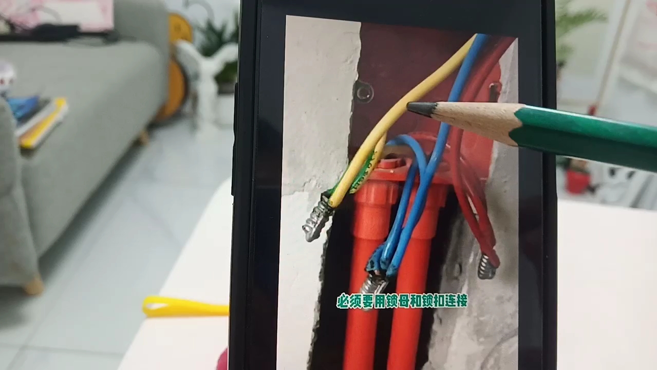 接线盒和线管怎么连接才不会伤到电线