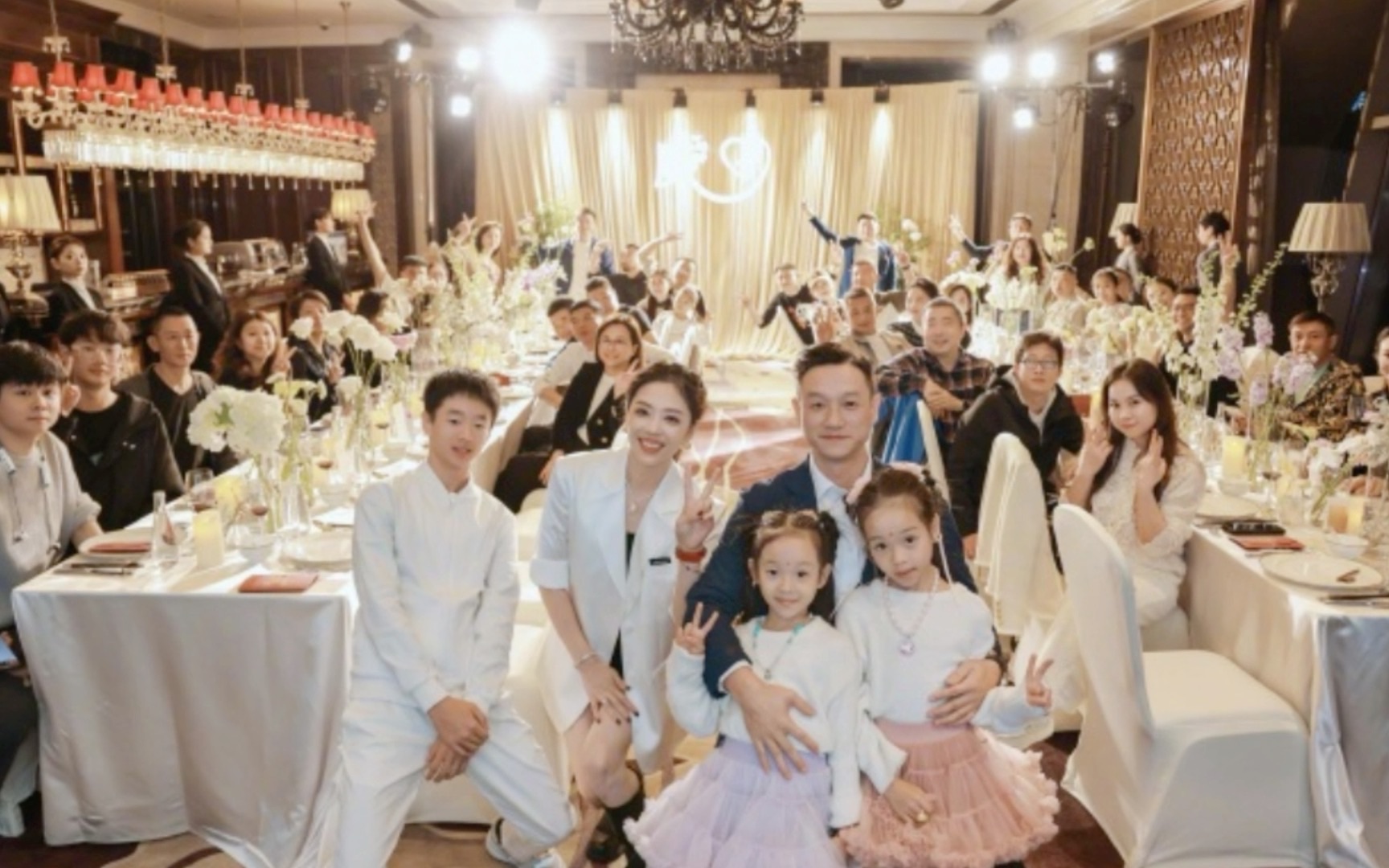 杨威夫妇庆祝结婚15周年 一家五口幸福温馨