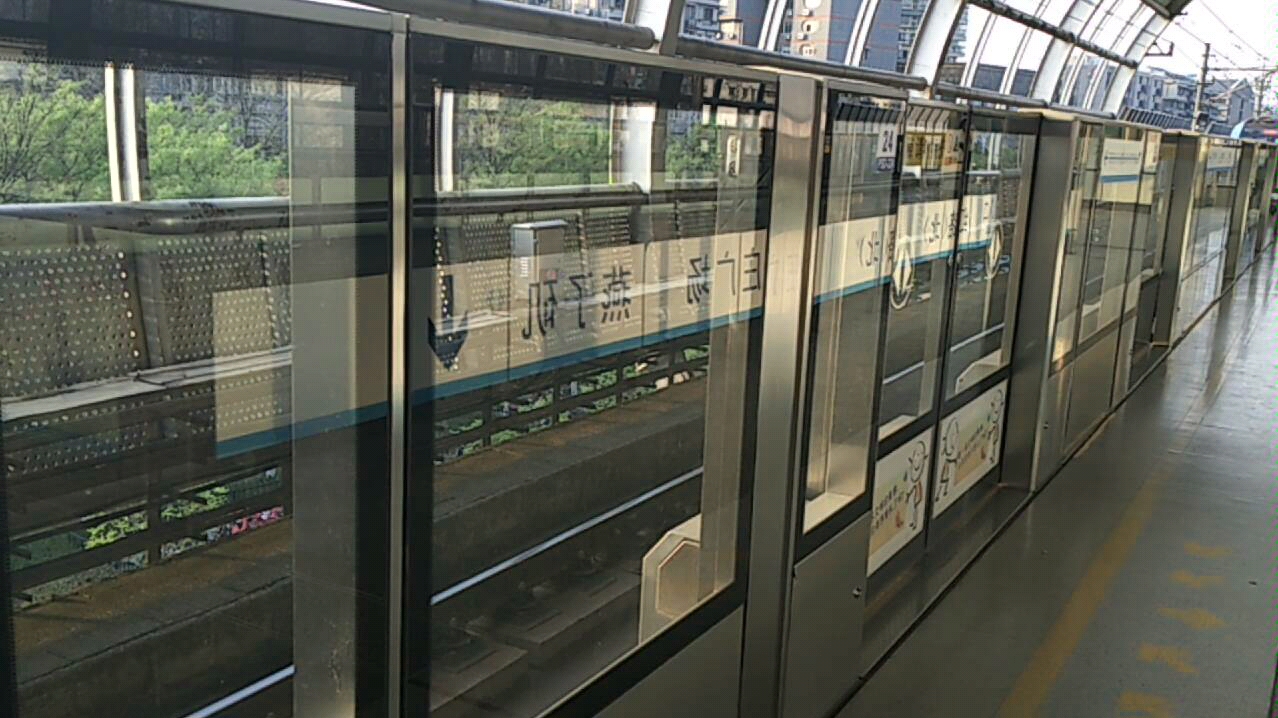 活动作品南京地铁一号线蓝鱼迈皋桥站下行进站