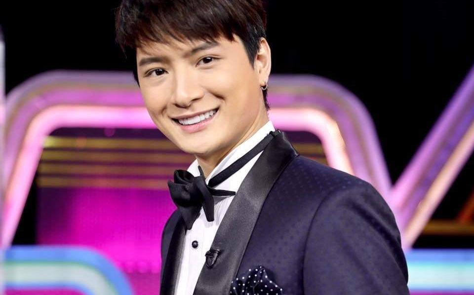 小邱哥给弟弟做蔬菜汁 cr wavekhoo