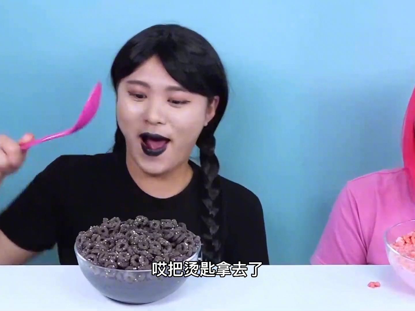 搞笑外国人:黑色姐姐pk粉色姐姐挑战吃泡泡糖,奥力奥