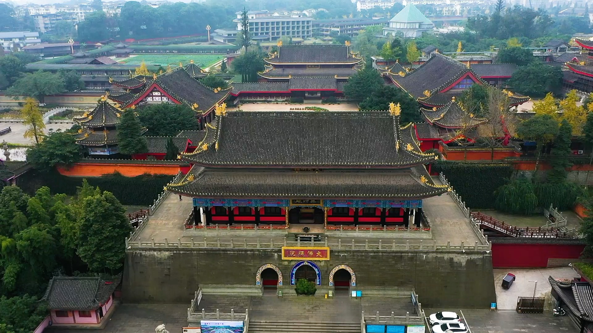 航拍峨眉山大佛禅院,前往峨眉山祈福平安佛教圣地第一站