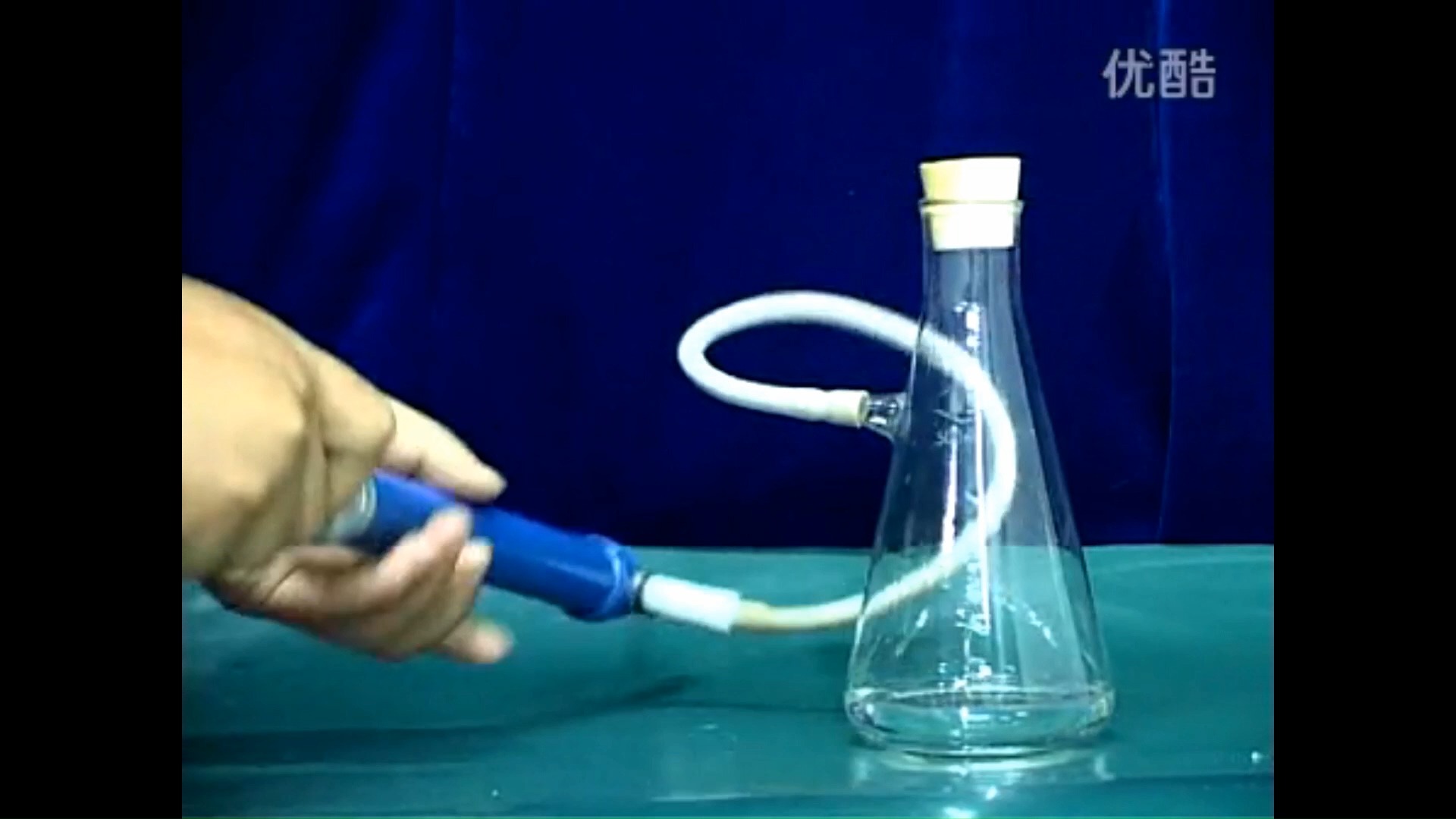 气体对瓶塞做功,瓶内出现白雾