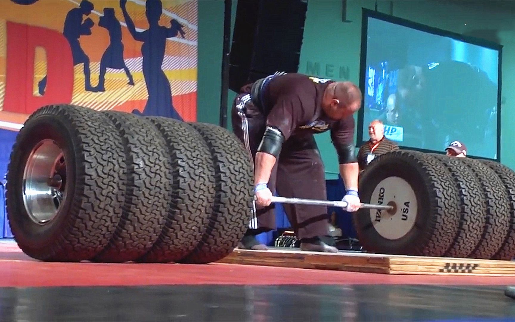 大力士霸气硬拉1000斤的轮胎,拉起来的瞬间口鼻出血,浑身颤抖_哔哩