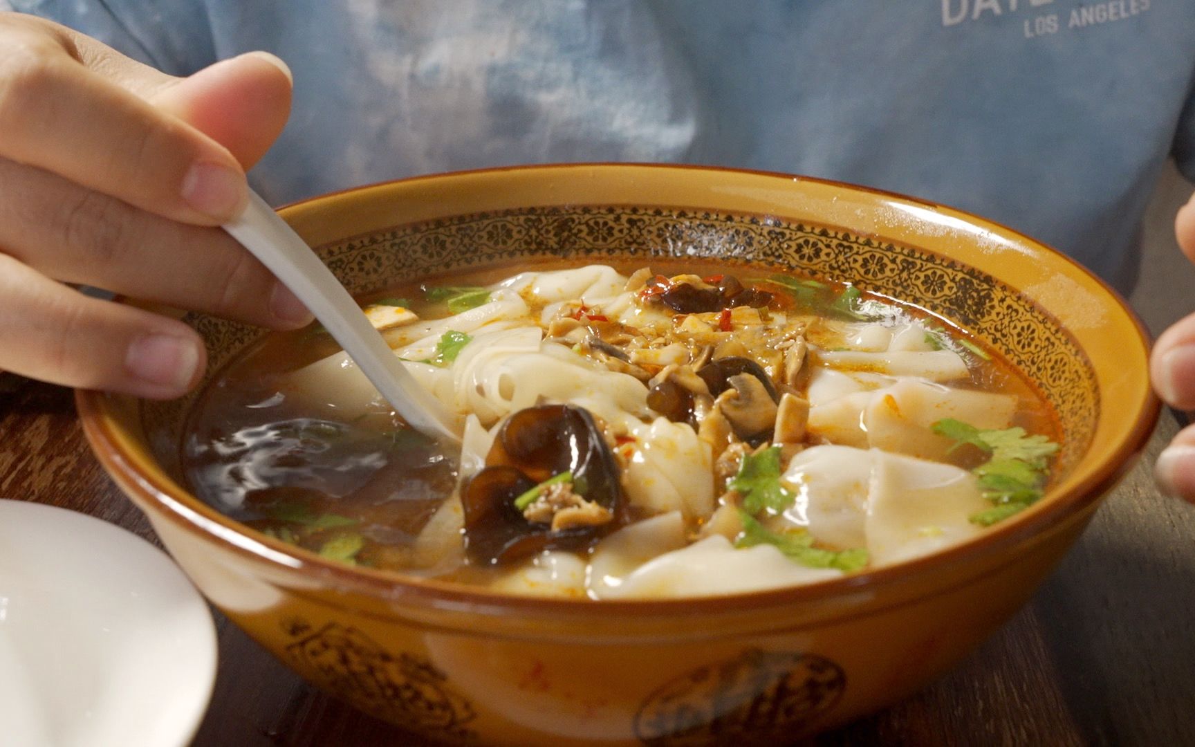 [图]伊犁美食臊子鸡汁馄饨18块/份，配上10块的凉皮子黄面，天冷吃上一份真的太舒服了