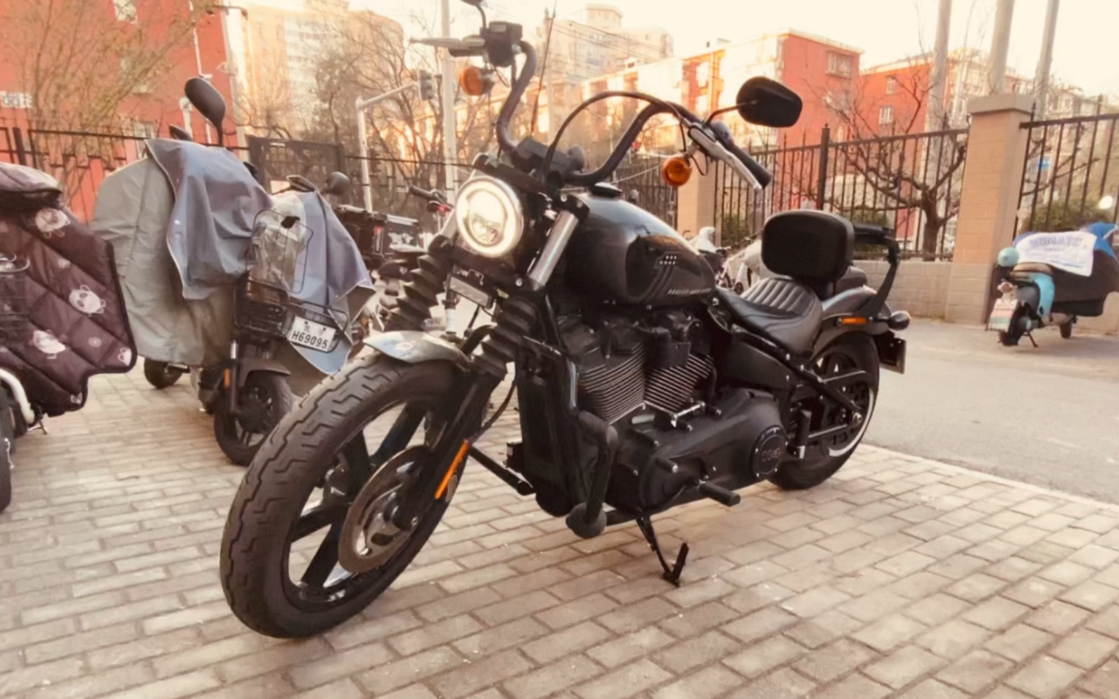 当你的父亲买回了你小时候最喜欢的摩托车:哈雷街霸114