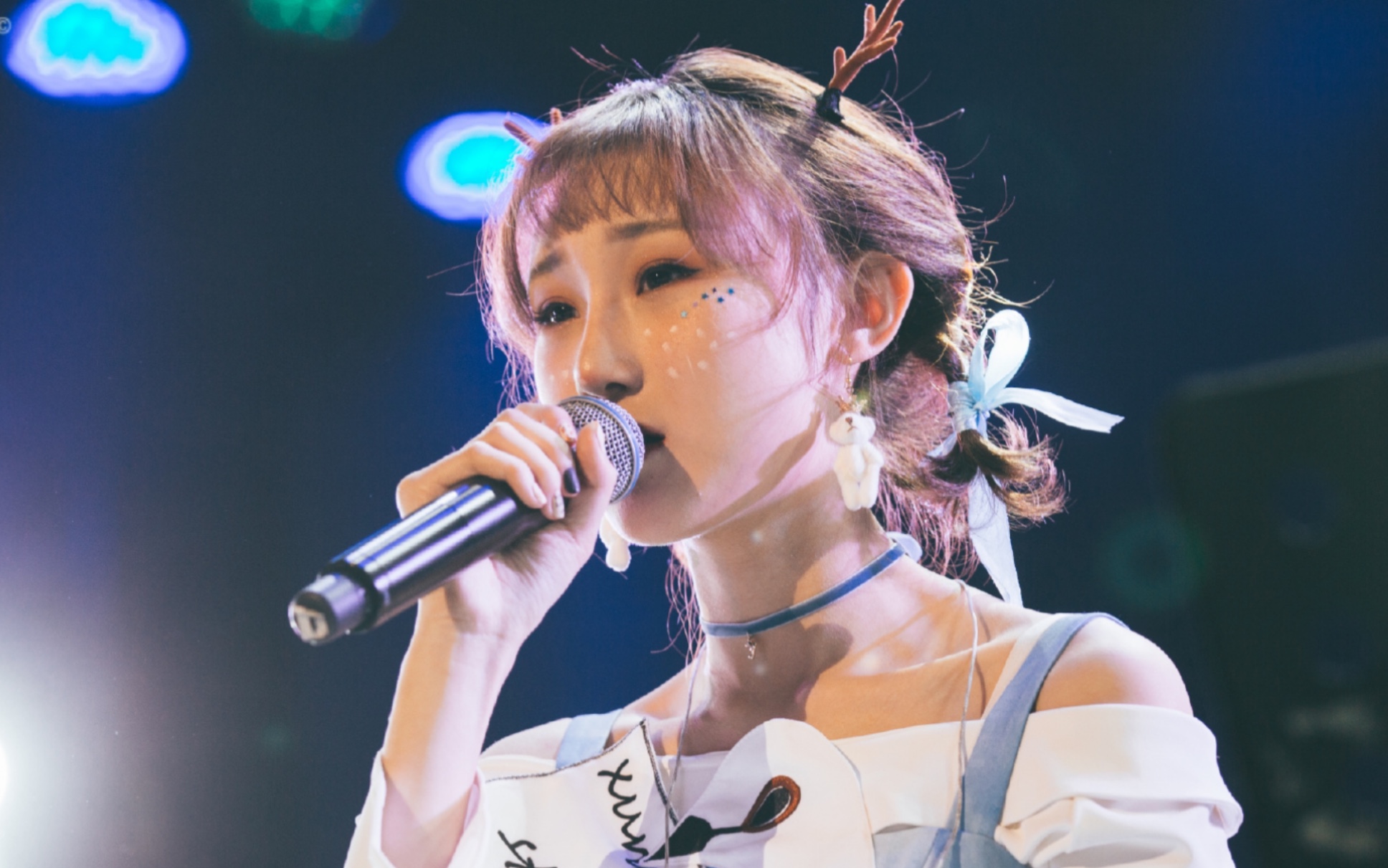 陈雪凝跨年现场演唱《假装》改编版