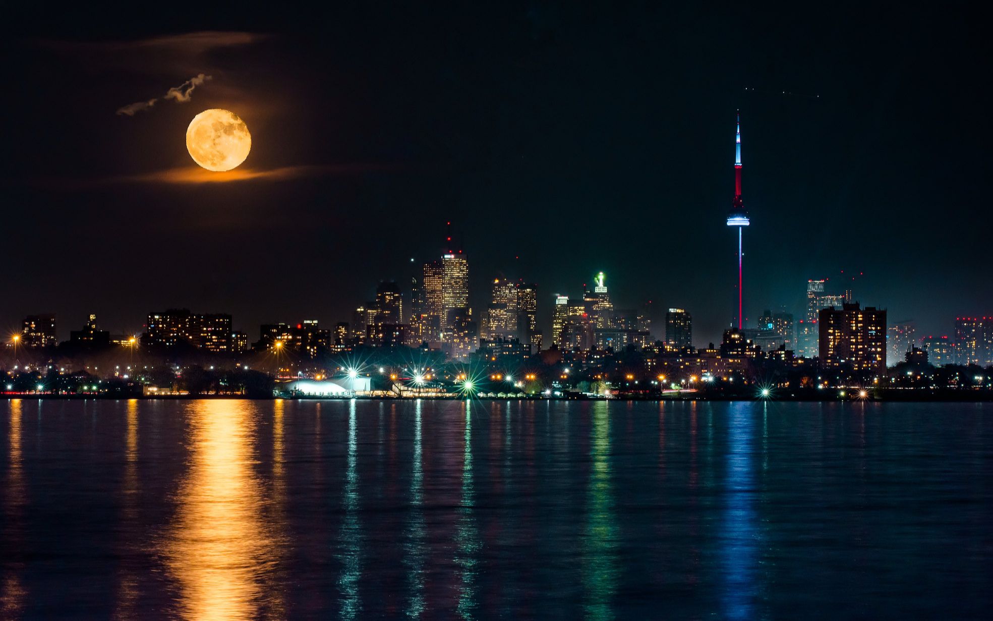 月亮照亮湖面和在湖面的倒影 多伦多城市摩天大楼夜景灯光
