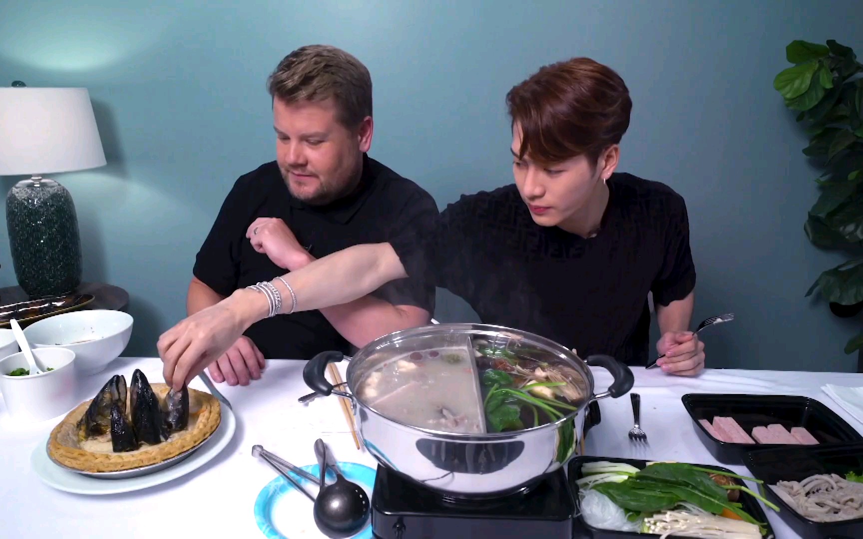 [图]【王嘉尔】Jackson Wang & James Corden Trade Food, Language & Sport