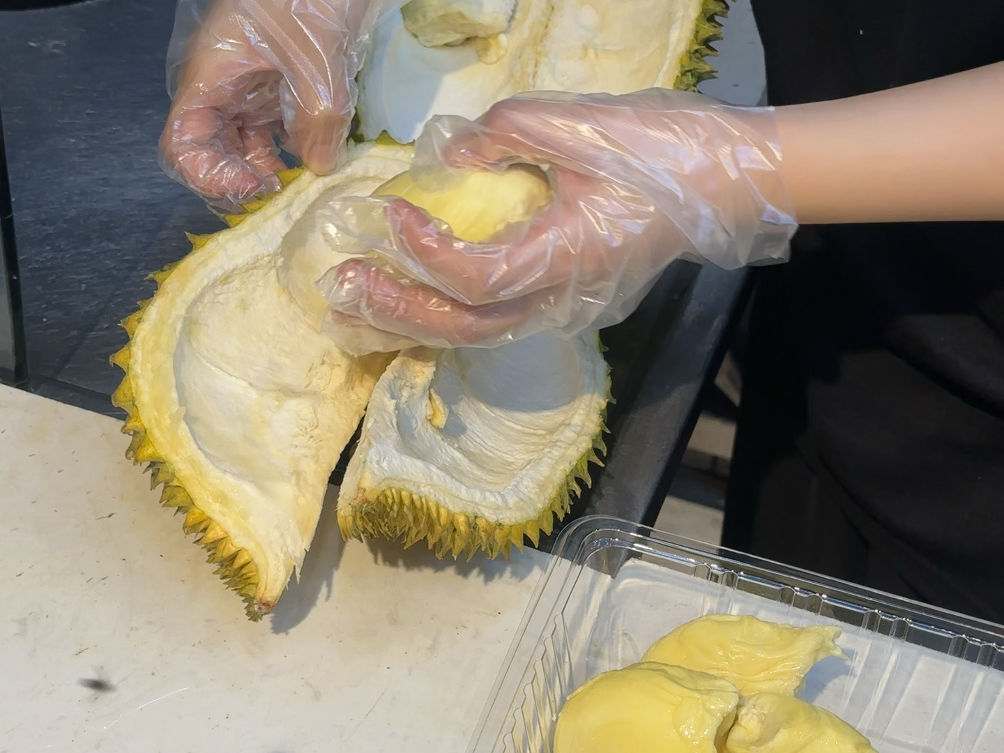 目测泰国金枕榴莲开果,榴莲带来的美味.