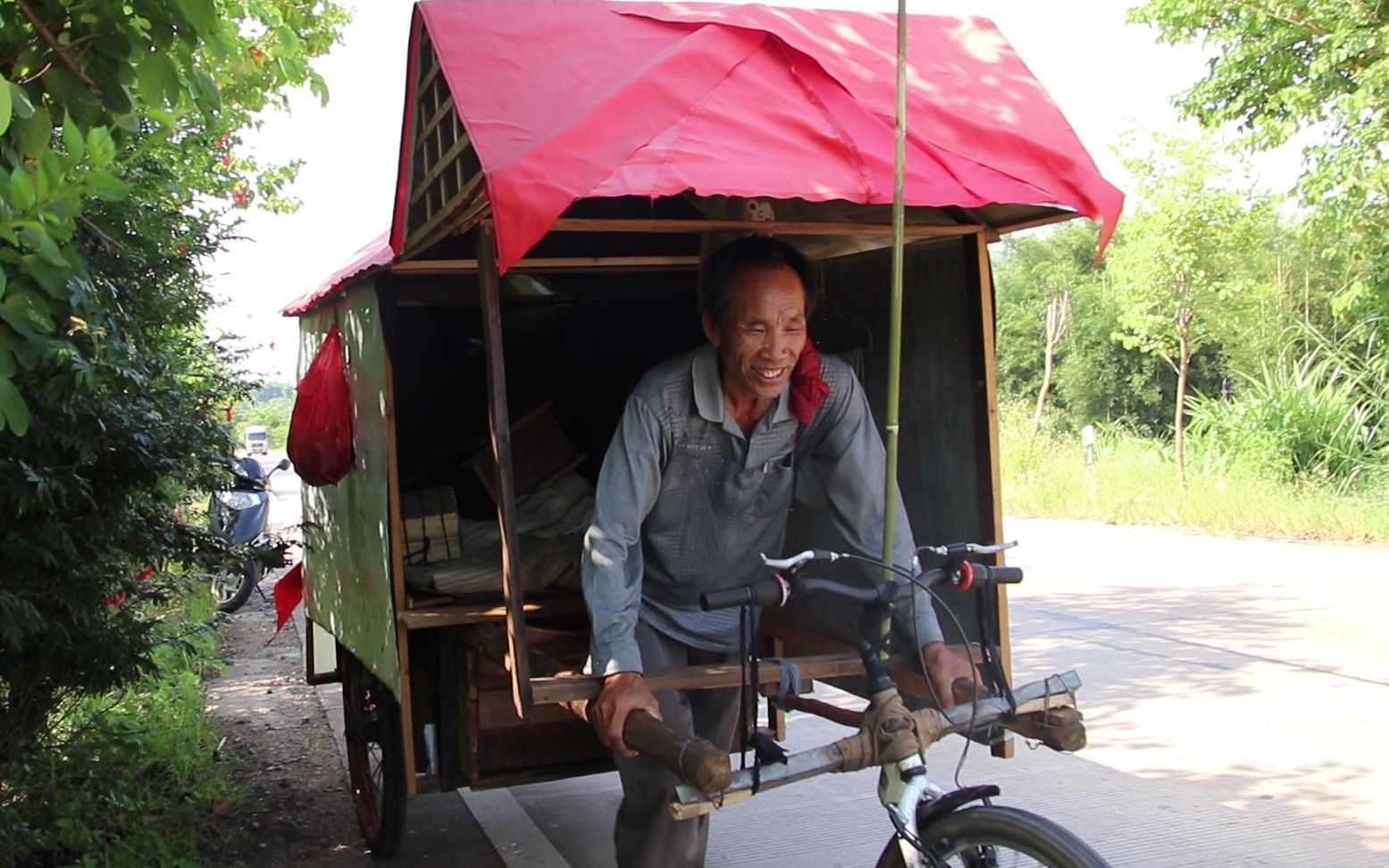 70歲老人家裡沒田地,拉著小房車,到處徒步乞討_嗶哩嗶哩 (゜-゜)つロ