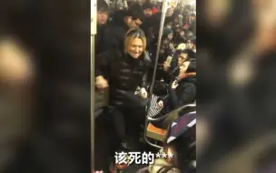 Скачать видео: 美国妇女地铁上无端攻击亚裔女子 疑种族主义被警方逮捕