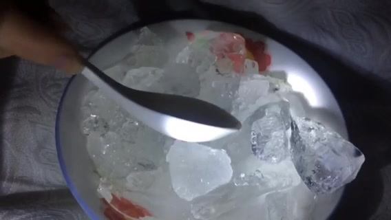耳机向自制吃冰100克拉的大冰块敲冰挠冰以后冰就更这里啦