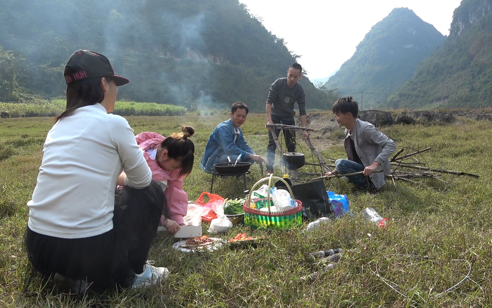 [图]小明和小丫邀请美女野外煮河鱼，老表的朋友太会撩妹了，欢笑不停