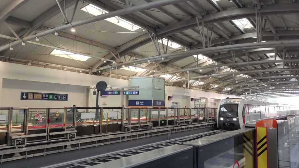 北京地铁s1线磁悬浮列车变轨录像